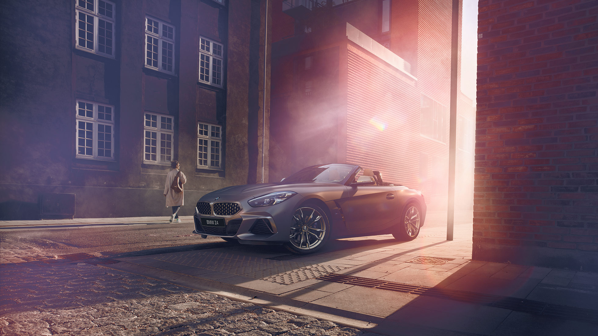 BMW Z4 Roadster на улице BMW Z4 Roadster в сером цвете, на улице на фоне жилого здания