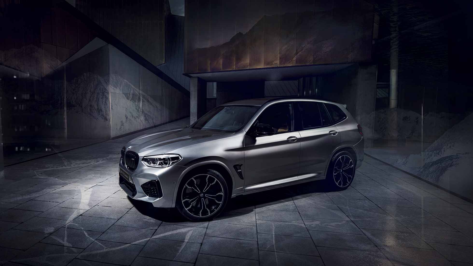 BMW X3 M Competition, вид сбоку. BMW X3 M Competition, Серый Донингтон металлик, внешний вид, вид сбоку.
