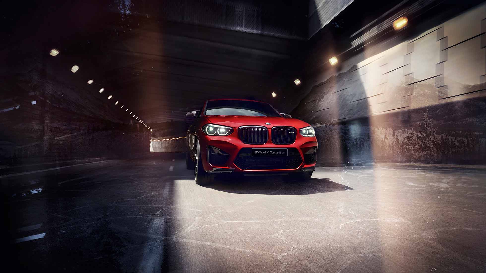 BMW X4 M Competition, вид спереди с поворотом в три четверти. BMW X4 M Competition, Красный Торонто металлик, внешний вид, вид спереди с поворотом в три четверти.