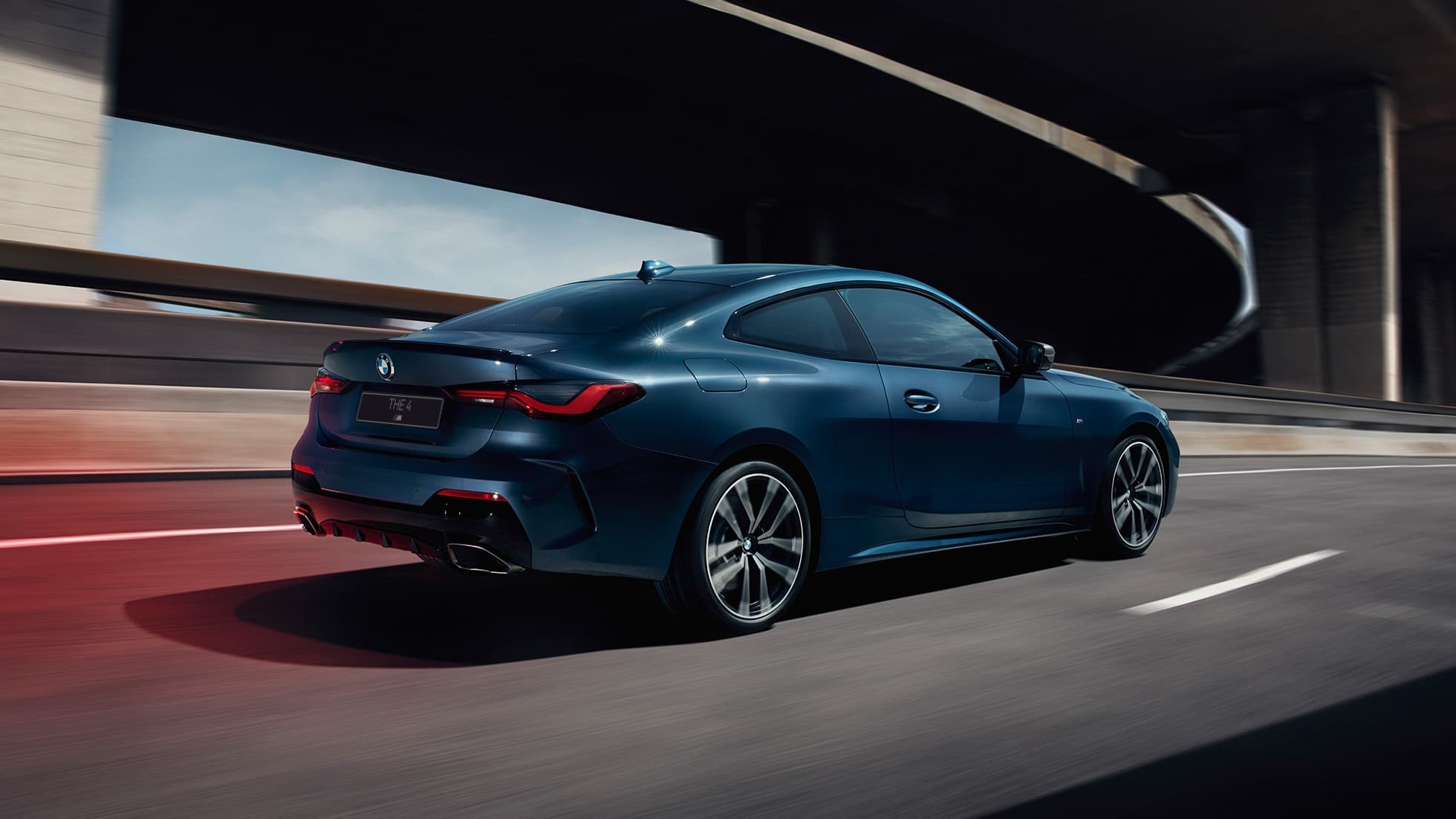 BMW M440i xDrive Coupe G22 (2020), вид сзади с поворотом в три четверти BMW M440i xDrive Coupe G22 (2020), Синий Арктик Рэйс металлик ,вид сбоку с поворотом в три четверти