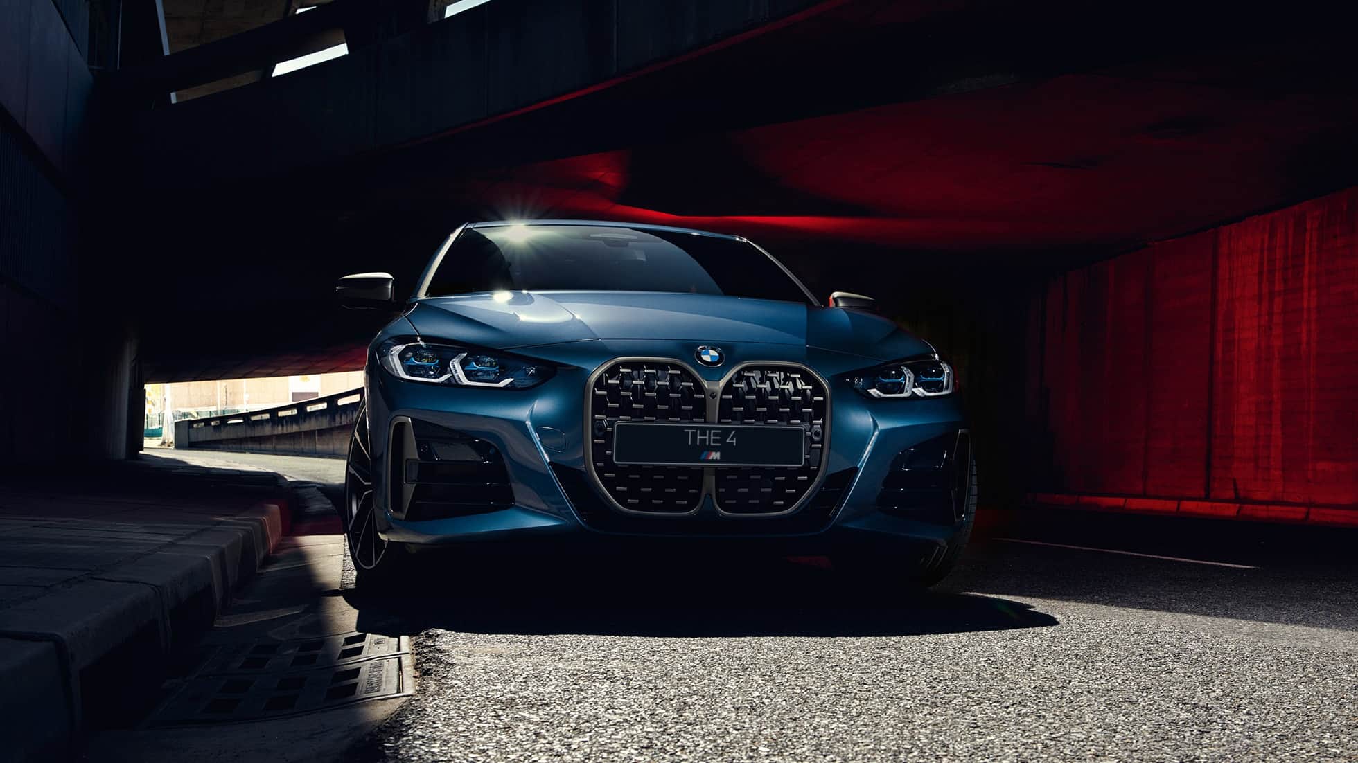 Решетка радиатора BMW и светодиодные фары BMW M440i xDrive Coupe G22 (2020) BMW M440i xDrive Coupe G22 (2020), Синий Арктик Рэйс металлик, вид спереди, решетка радиатора BMW и светодиодные фары