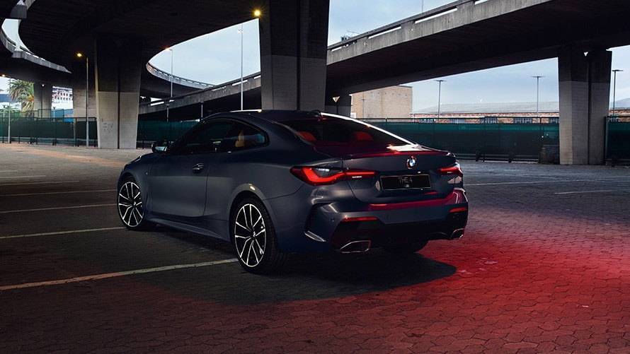 BMW M440i xDrive Coupe G22 (2020), вид сзади с поворотом в три четверти BMW M440i xDrive Coupe G22 (2020), Синий Арктик Рэйс металлик, вид сзади с поворотом в три четверти