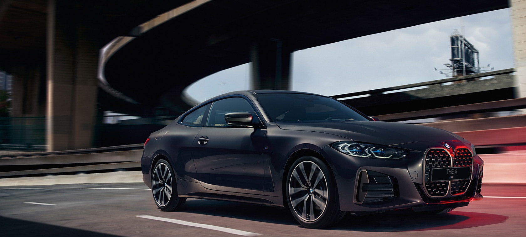 BMW M440i xDrive Coupe G22 (2020), Серый Дравит металлик , вид спереди с поворотом в три четверти