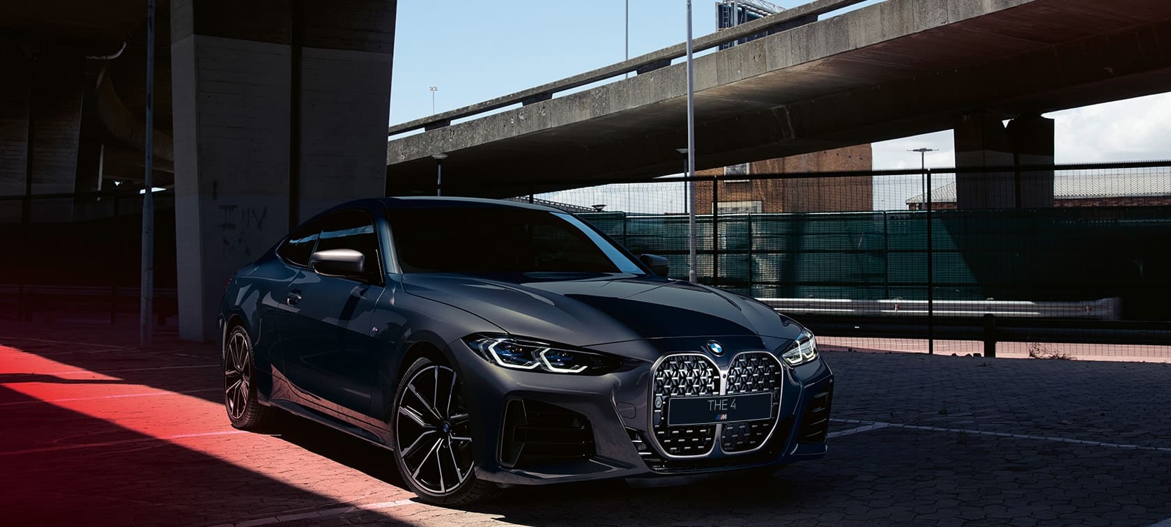 BMW M440i xDrive Coupe G22 (2020), вид сбоку с поворотом в три четверти BMW M440i xDrive Coupe G22 (2020), Серый Дравит металлик, вид сбоку с поворотом в три четверти