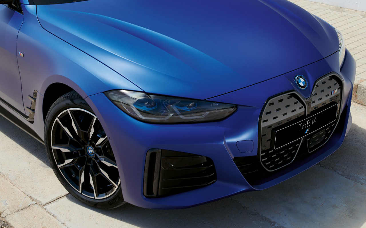 BMW i4 M50 G26 2021 &quot;Морозный Синий Портимау металлик&quot; BMW Individual, вид сверху спереди в три четверти