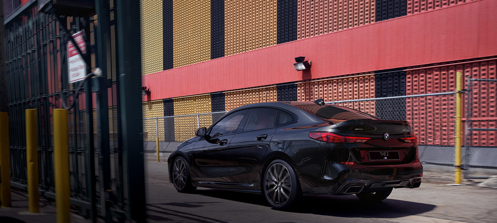 BMW M235i xDrive Gran Coupé, вид сбоку с поворотом в три четверти BMW M235i xDrive Gran Coupé, Черный Сапфир металлик, F44, вид сбоку с поворотом в три четверти