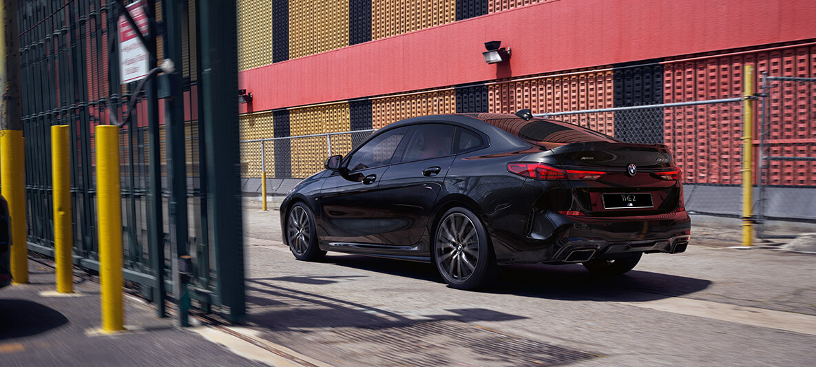 Пакет аксессуаров M Performance модели BMW M235i xDrive Gran Coupé F44 Пакет аксессуаров M Performance модели BMW M235i xDrive Gran Coupé, Черный Сапфир металлик, F44, вид сбоку с поворотом в три четверти