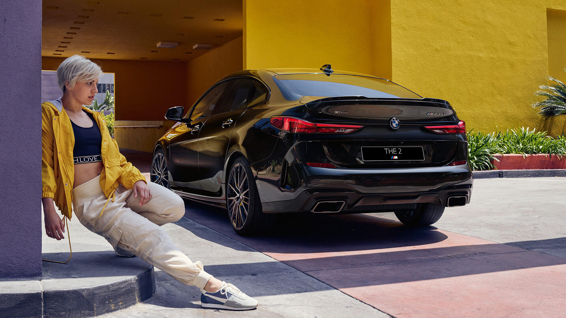 Задняя часть кузова BMW M235i xDrive Gran Coupé F44 Атлетичная задняя часть кузова BMW M235i xDrive Gran Coupé 2020 г., Черный Сапфир металлик, F44, вид сзади с поворотом в три четверти