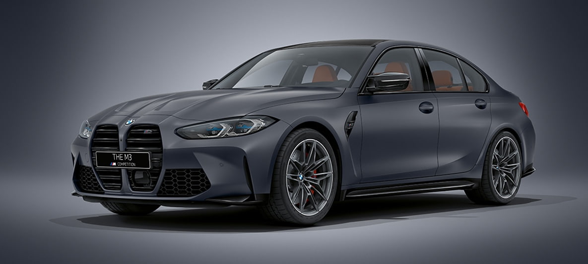BMW M3 G80 2020 "BMW Individual Морозный Темно-серый металлик" BMW M3 G80 2020 "BMW Individual Серый Бруклин металлик", вид спереди в три четверти в статике