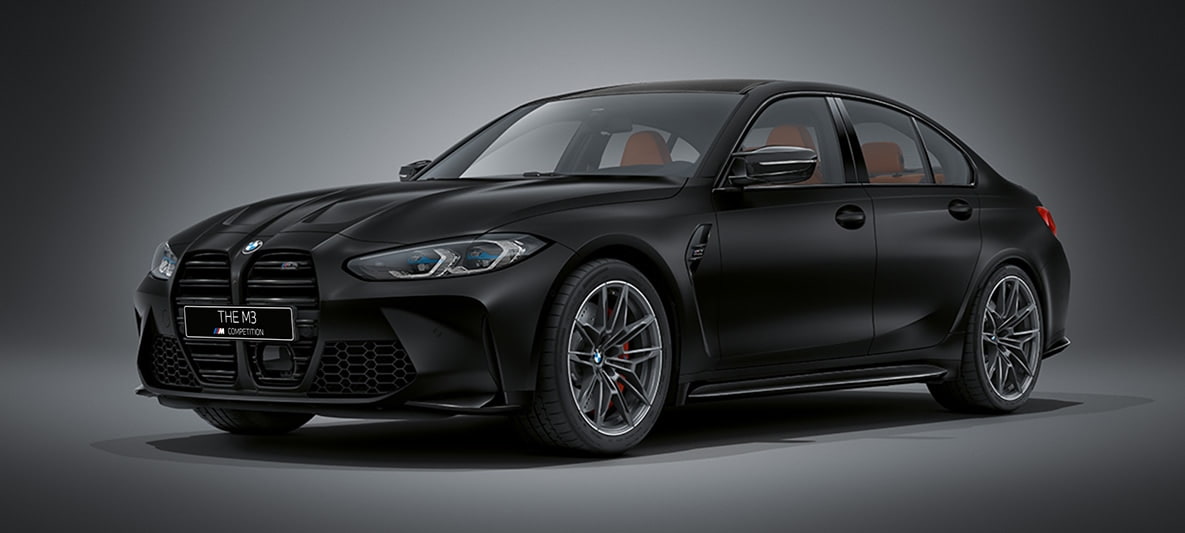 BMW M3 G80 2020 "BMW Individual Морозный Черный металлик" BMW M3 G80 2020 "BMW Individual Морозный Черный металлик", вид спереди в три четверти в статике
