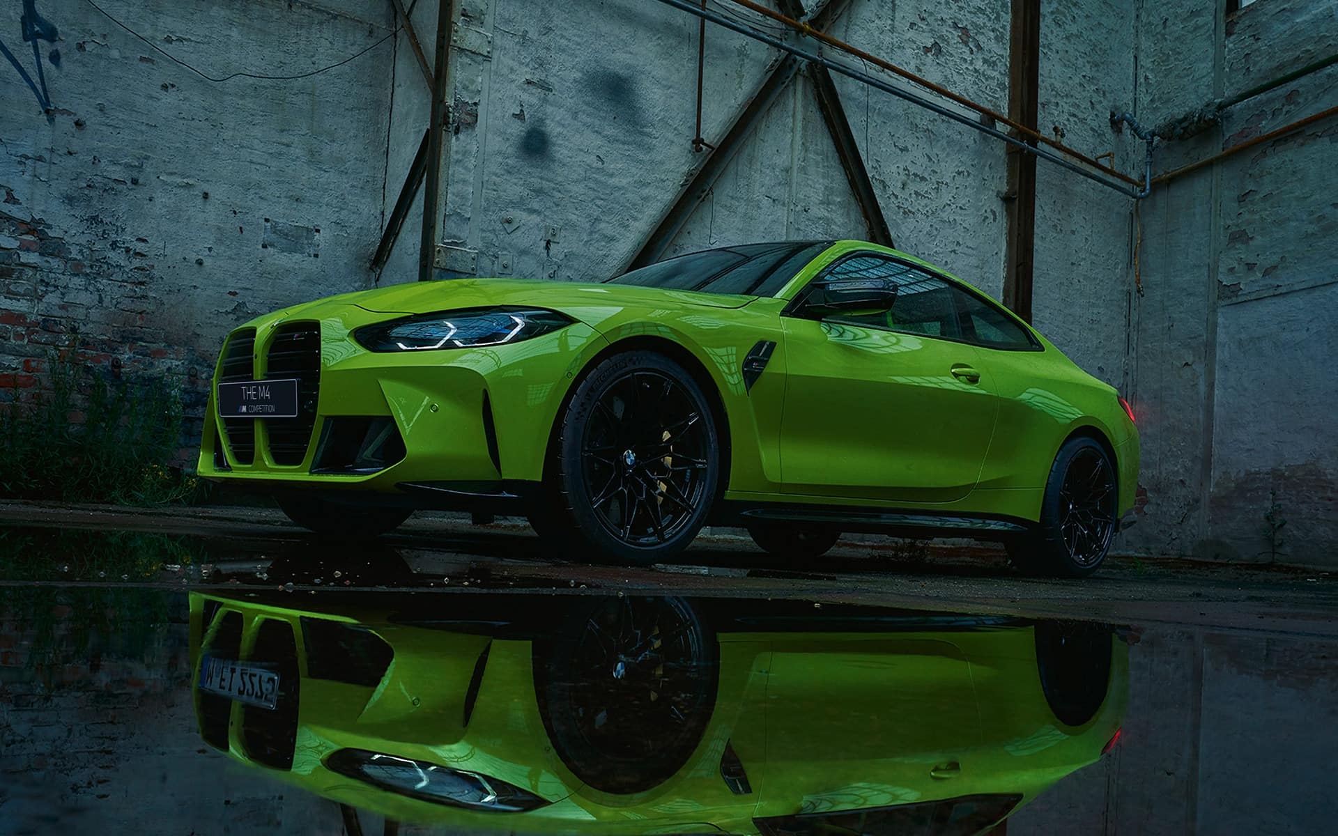BMW M4 Competition Coupe G82 2020 "Желтый Сан-Пауло", вид спереди в три четверти 