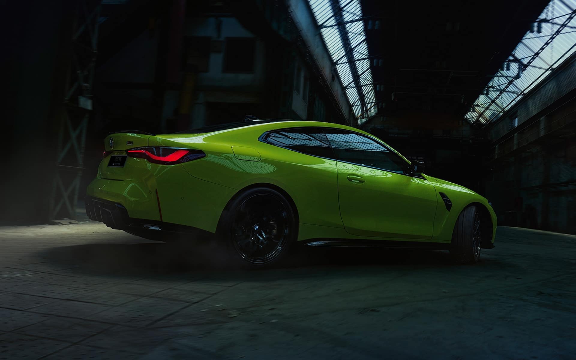 BMW M4 Competition Coupe G82 2020 "Желтый Сан-Пауло", вид сбоку в три четверти 
