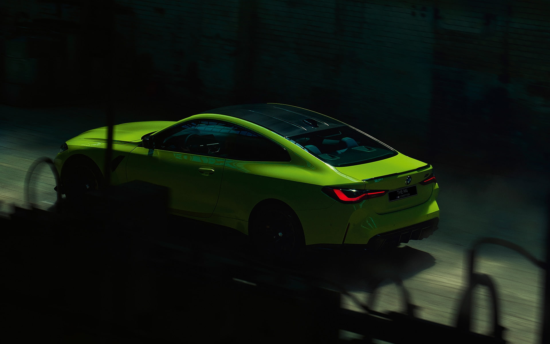 BMW M4 Competition Coupe G82 2020 "Желтый Сан-Пауло", вид сзади в три четверти 