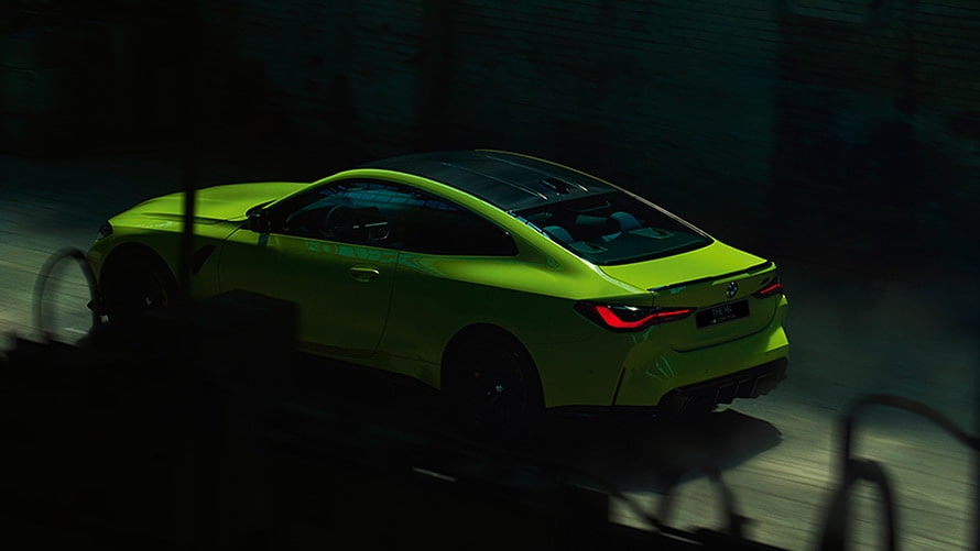 BMW M4 Competition Coupe G82 2020 "Желтый Сан-Пауло", вид сзади в три четверти 