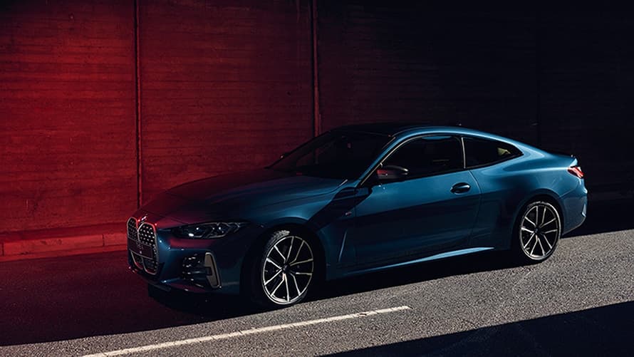 BMW M440i xDrive Coupe G22 2020 "Арктический Гоночный Синий металлик", вид спереди в три четверти в движении