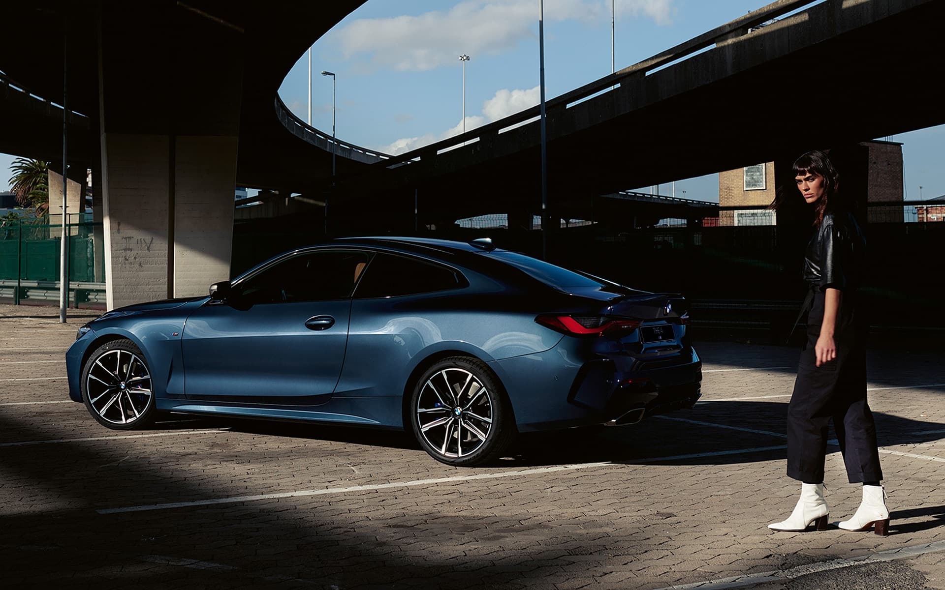 BMW M440i xDrive Coupe G22 2020 "Арктический Гоночный Синий металлик", вид сбоку в три четверти с моделью