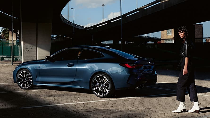 BMW M440i xDrive Coupe G22 2020 "Арктический Гоночный Синий металлик", вид сбоку в три четверти с моделью