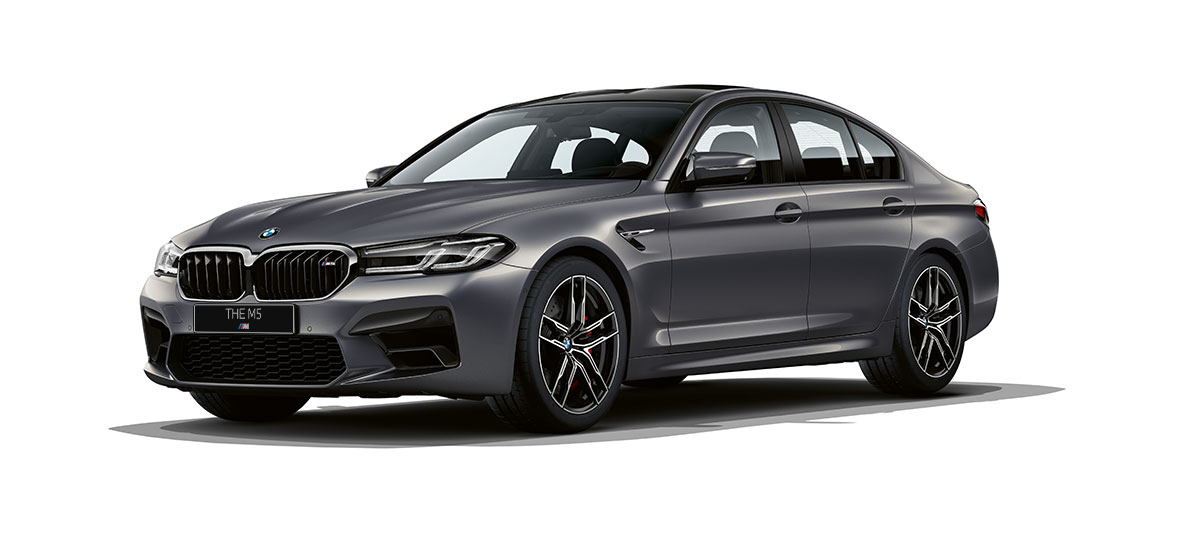 BMW M5 F90 LCI Facelift 2020, вид спереди в три четверти BMW M5 F90 LCI LCI Facelift 2020, "Серый Брендс Хэтч металлик", вид спереди в три четверти