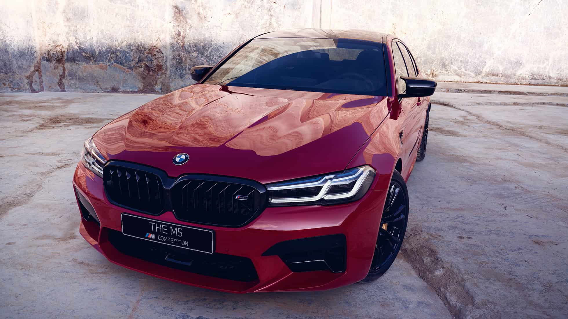 Дизайн M BMW M5 Competition F90 LCI Facelift 2020, вид спереди в три четверти Дизайн M BMW M5 Competition F90 LCI Facelift 2020, BMW Individual "Красный Имола", вид спереди в три четверти