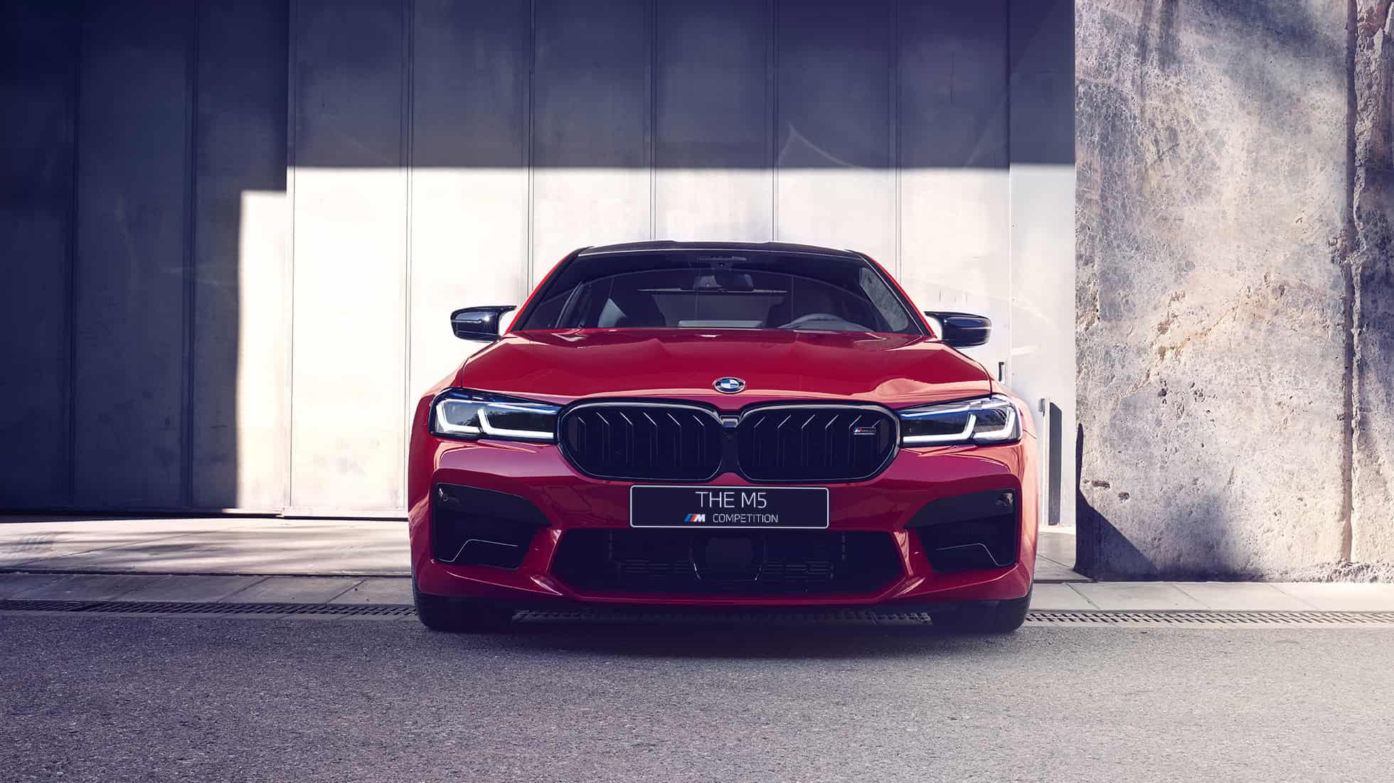 Передняя часть с новой решеткой радиатора, BMW M5 Competition F90 LCI Facelift 2020 Передняя часть с новой решеткой радиатора, BMW M5 Competition F90 LCI Facelift 2020, BMW Individual "Красный Имола", вид спереди