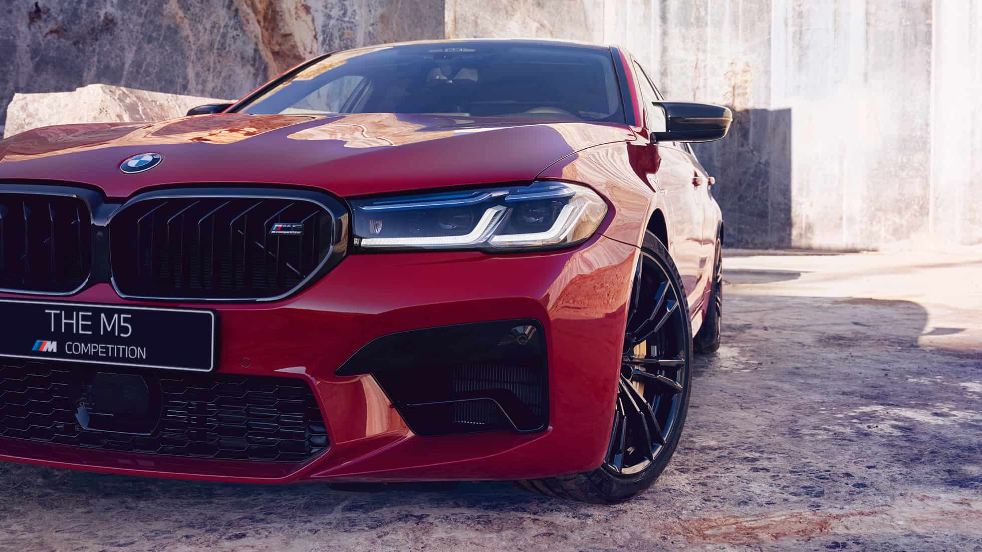 Лазерные фары BMW M5 Competition F90 LCI Facelift 2020, крупный план Лазерные фары BMW M5 Competition F90 LCI Facelift 2020, BMW Individual "Красный Имола", крупный план