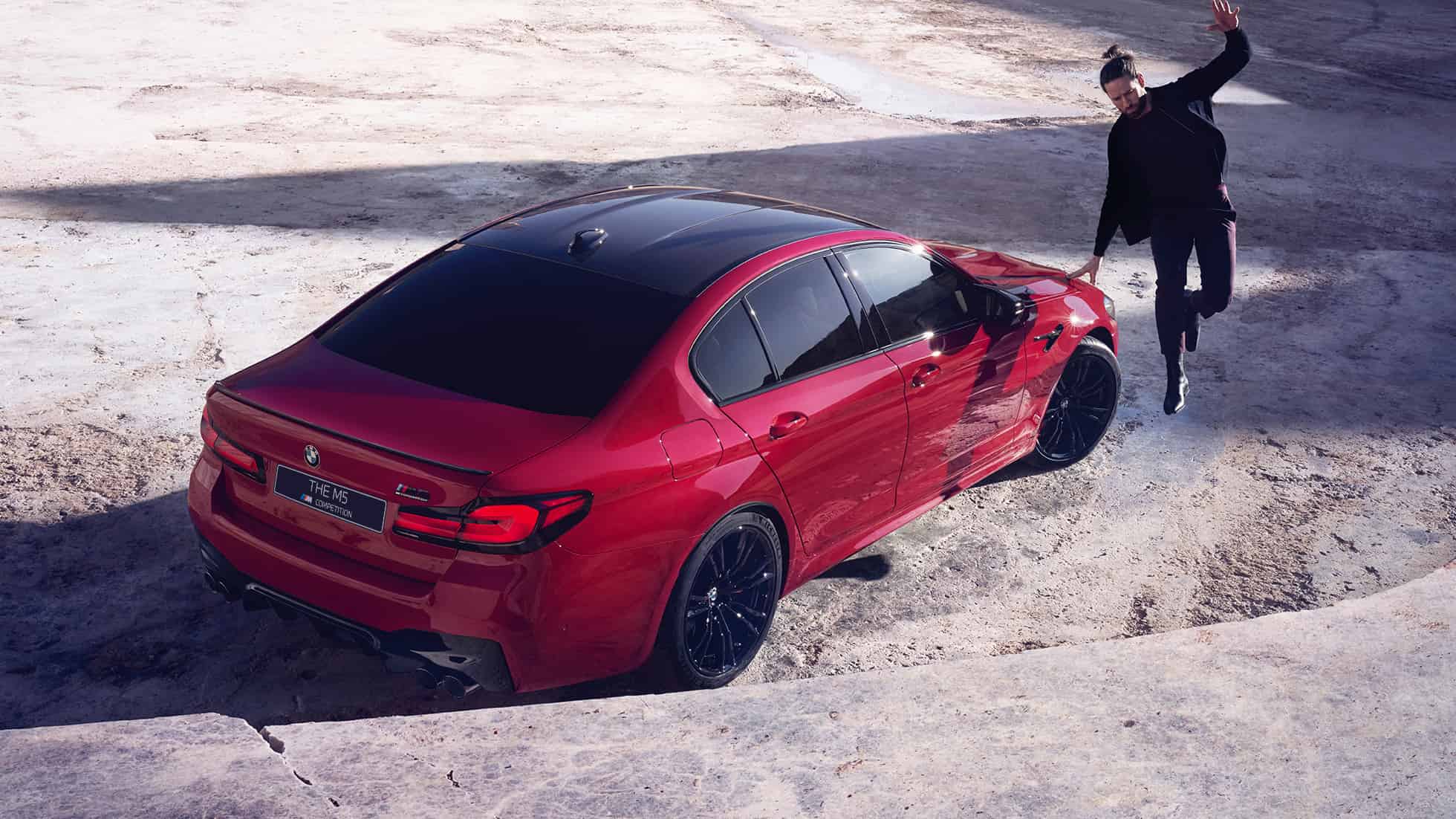 BMW M5 Competition F90 LCI Facelift 2020, вид сзади в три четверти сверху BMW M5 Competition F90 LCI Facelift 2020, BMW Individual "Красный Имола", вид сзади в три четверти сверху