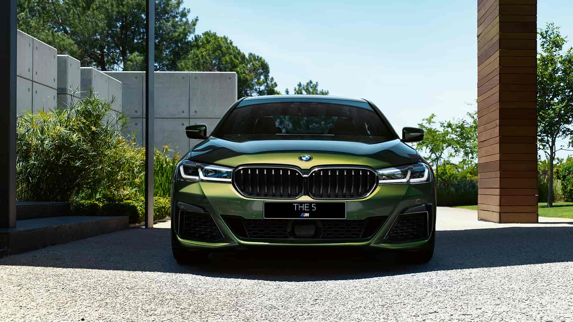 Передняя часть с новой решеткой радиатора, BMW M550i xDrive G30 LCI Facelift 2020 передняя часть с новой решеткой радиатора, BMW M550i xDrive G30 LCI Facelift 2020, BMW Individual "Зеленый Эрмес металлик", вид спереди