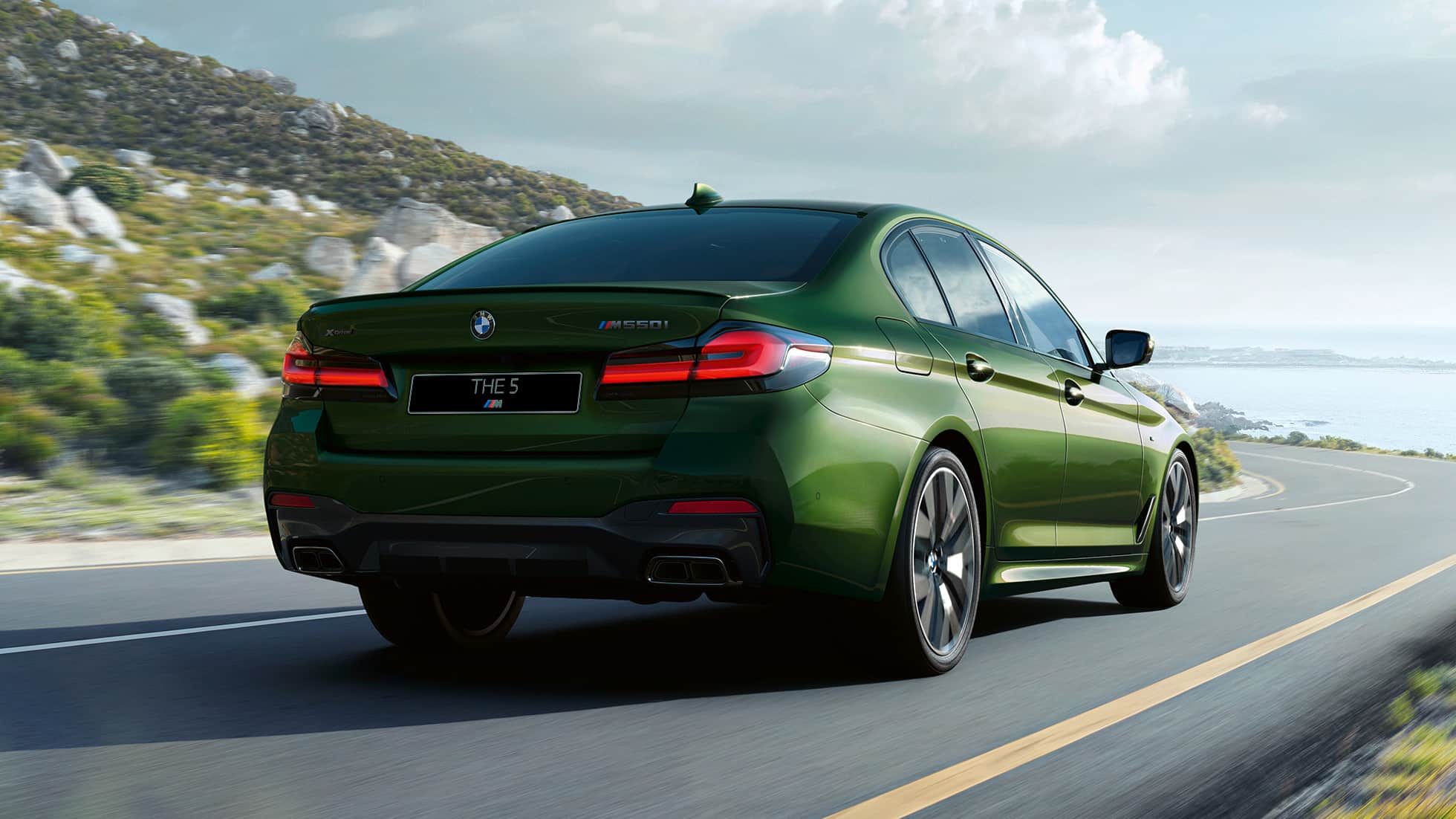 BMW M550i xDrive G30 LCI Facelift 2020, вид сзади BMW M550i xDrive G30 LCI Facelift 2020, BMW Individual "Зеленый Эрмес металлик", на автомагистрали, вид сзади