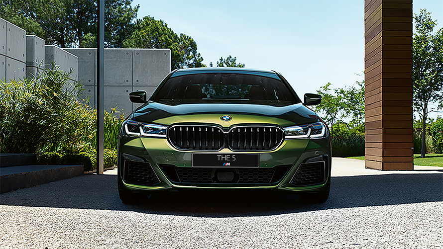 BMW M550i xDrive Sedan G30 LCI Facelift 2020 BMW Individual Verde Ermes metallic front view 