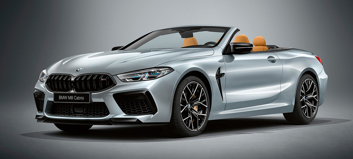 BMW M8 Кабриолет в исполнении BMW Individual с лакокрасочным покрытием BMW Individual Серебристый металлик Чистый Металл. BMW M8 Cabrio в исполнении BMW Individual с лакокрасочным покрытием BMW Individual Серебристый металлик Чистый Металл, вид спереди с поворотом в три четверти.