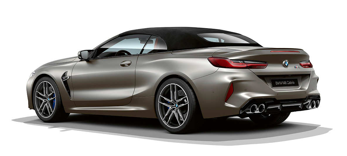 BMW M8Cabrio, вид сбоку и сзади с поворотом в три четверти. BMW M8Cabrio, Морозный Темно-серебристый металлик, вид сбоку и сзади с поворотом в три четверти.
