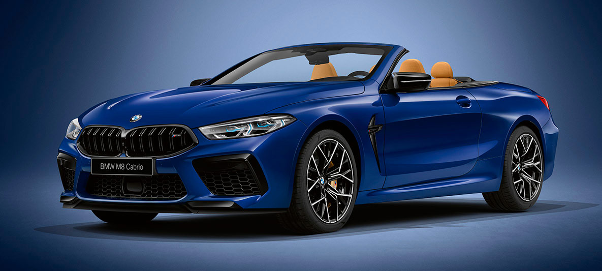 BMW M8 Cabrio в исполнении BMW Individual с лакокрасочным покрытием BMW Individual Синий Танзанит металлик. BMW M8 Cabrio в исполнении BMW Individual с лакокрасочным покрытием BMW Individual Синий Танзанит металлик, вид спереди с поворотом в три четверти.