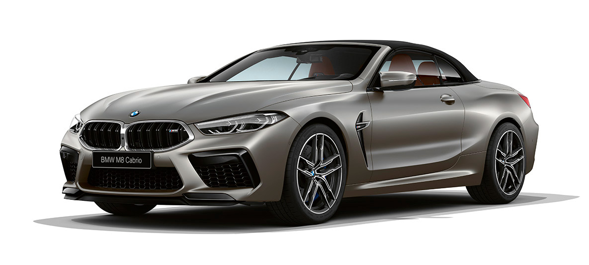BMW M8Cabrio, вид сбоку и спереди с поворотом в три четверти. BMW M8 Кабриолет, Морозный Темно-серебристый металлик, вид сбоку и спереди с поворотом в три четверти.