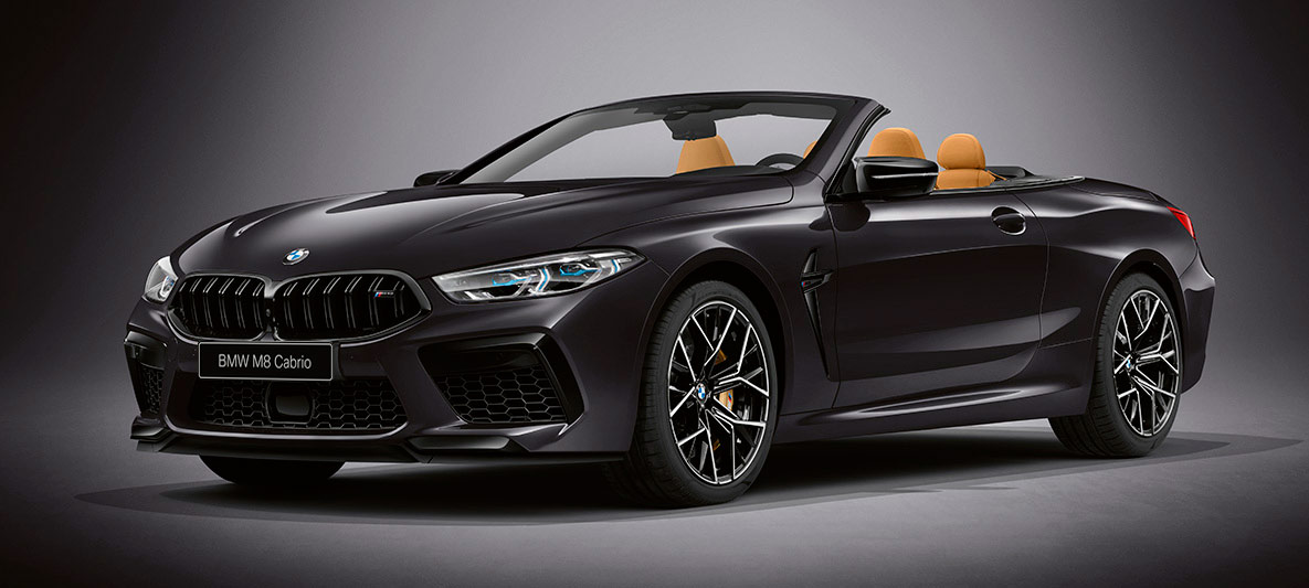 BMW M8 Кабриолет в исполнении BMW Individual с лакокрасочным покрытием BMW Individual Серый Брэндс-Хэтч. BMW M8 Кабриолет в исполнении BMW Individual с лакокрасочным покрытием BMW Individual Серый Брэндс-Хэтч, вид спереди с поворотом в три четверти.