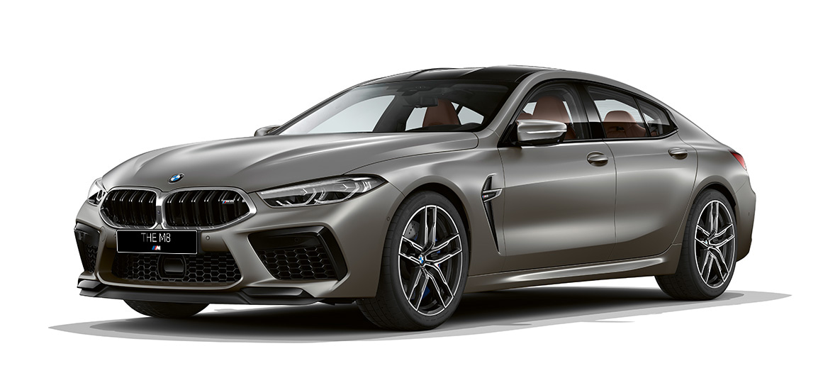 BMW M8 Gran Coupe, вид сбоку с поворотом в три четверти BMW M8 Gran Coupe F93 2020 МГ цвета Серебристый Камень из линейки BMW Individual, вид сбоку с поворотом в три четверти