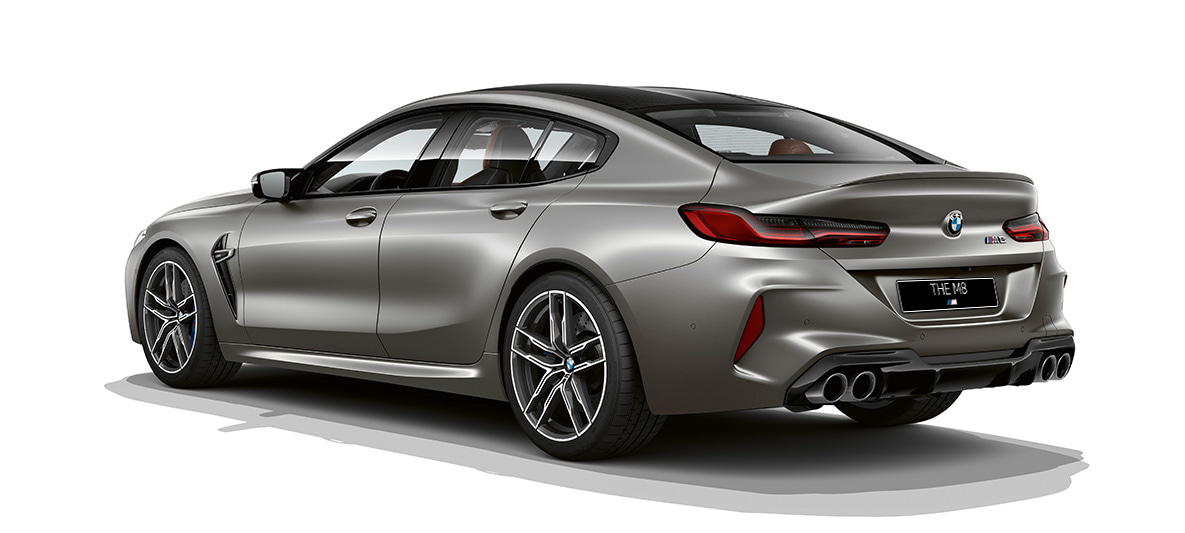 BMW M8 Gran Coupe, вид сзади с поворотом в три четверти BMW M8 Gran Coupe F93 2020 МГ цвета Серебристый Камень из линейки BMW Individual, вид сзади с поворотом в три четверти