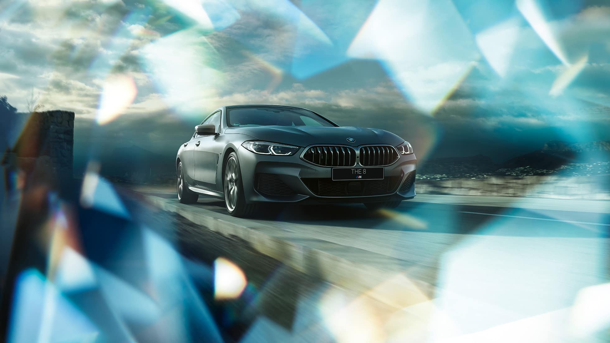 BMW M850i xDrive Gran Coupe, вид спереди с поворотом в три четверти BMW M850i xDrive Gran Coupe G16 2019 МГ цвета Серебристо-синий Камень (металлик) из линейки BMW Individual, вид спереди с поворотом в три четверти