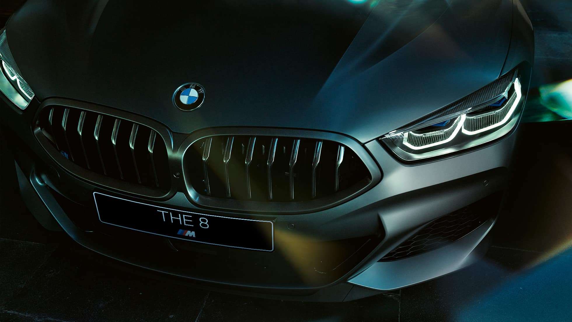 Решетка радиатора BMW M850i xDrive Gran Coupe Решетка радиатора BMW M850i xDrive Gran Coupe G16 2019 МГ цвета Серебристо-синий Камень (металлик) из линейки BMW Individual, вид спереди крупным планом