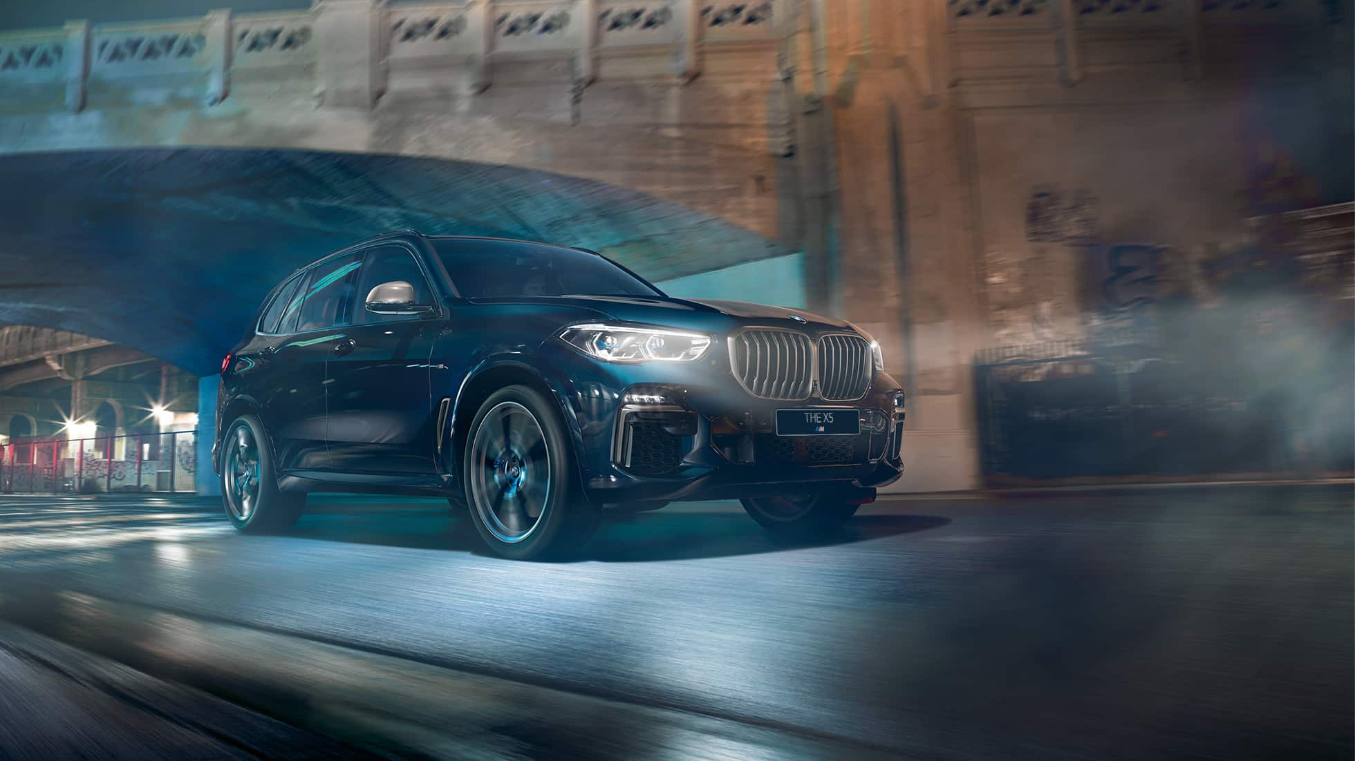 BMW X5 M50i SUV G05 с 8-цилиндровым бензиновым двигателем M TwinPower Turbo BMW X5 M50i SUV G05 с 8-цилиндровым бензиновым двигателем M TwinPower Turbo в черном цвете Carbon (металлик), вид сбоку с поворотом в три четверти