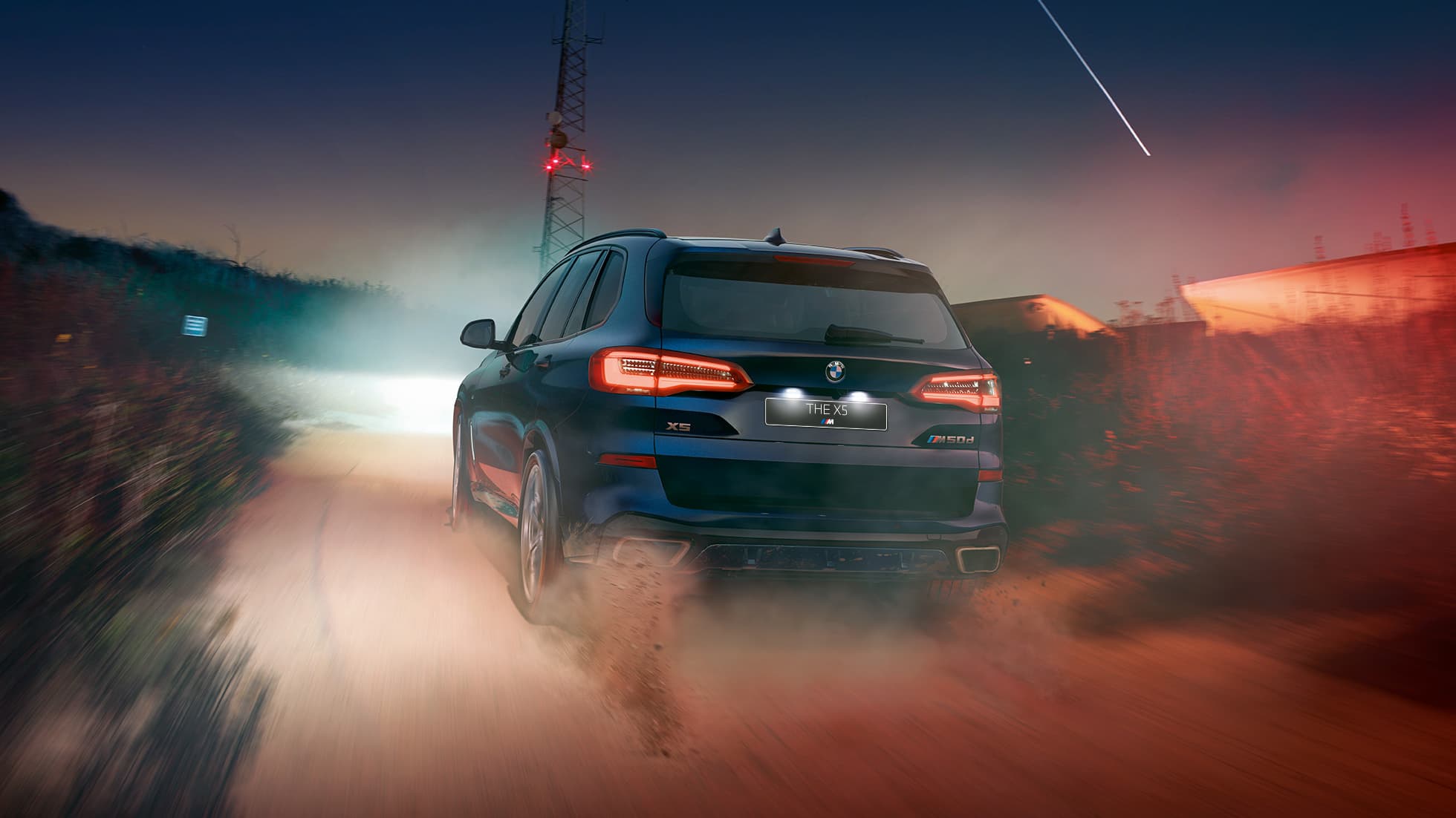 BMW X5 M50d SUV G05 с 6-цилиндровым дизельным двигателем M TwinPower Turbo BMW X5 M50d SUV G05 с 6-цилиндровым дизельным двигателем M TwinPower Turbo в черном цвете Carbon (металлик), вид сзади