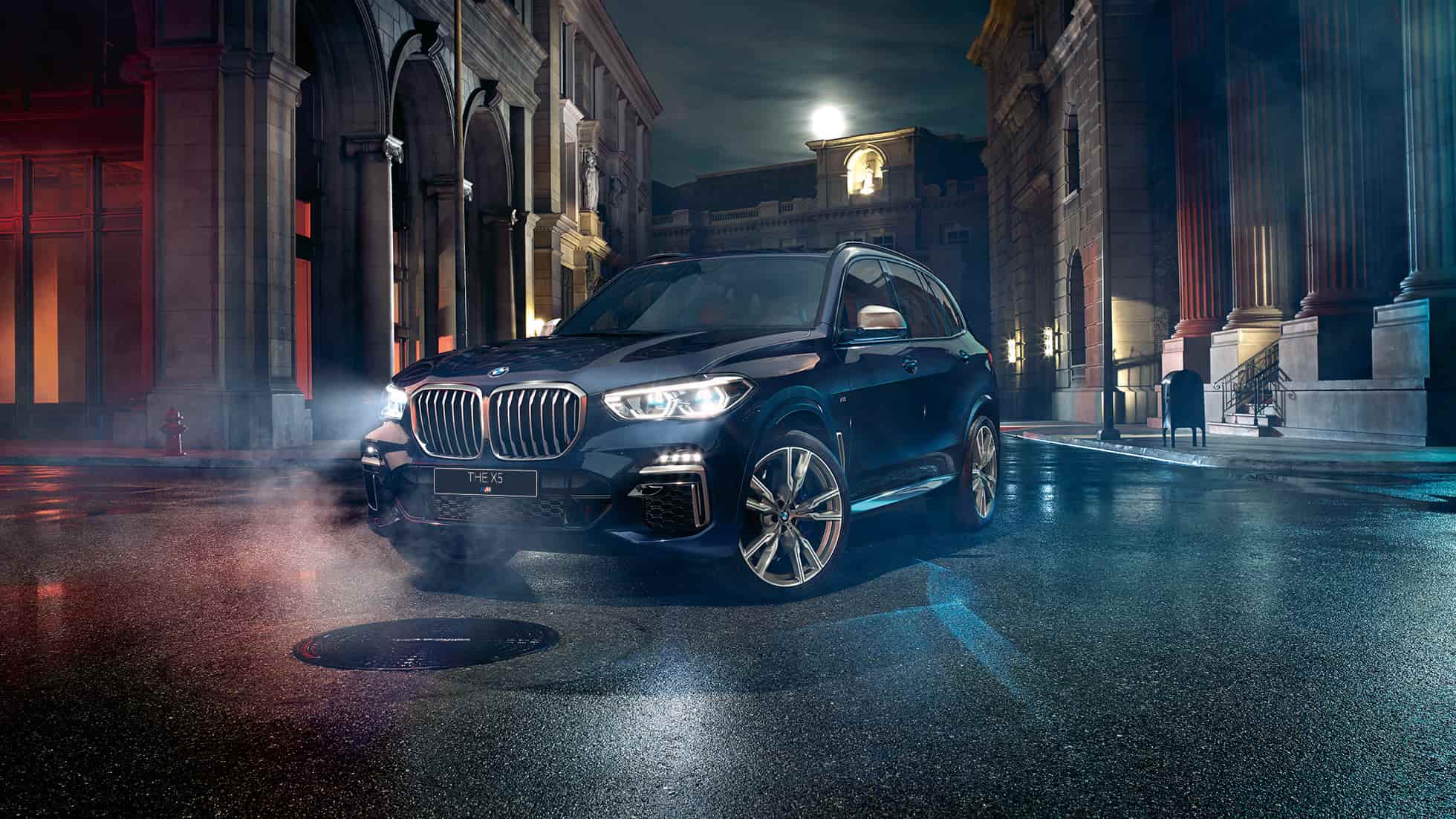 Экстерьер BMW X5 M50i и M50d SUV G05 Экстерьер BMW X5 M50i и M50d SUV G05, вид спереди с поворотом в три четверти
