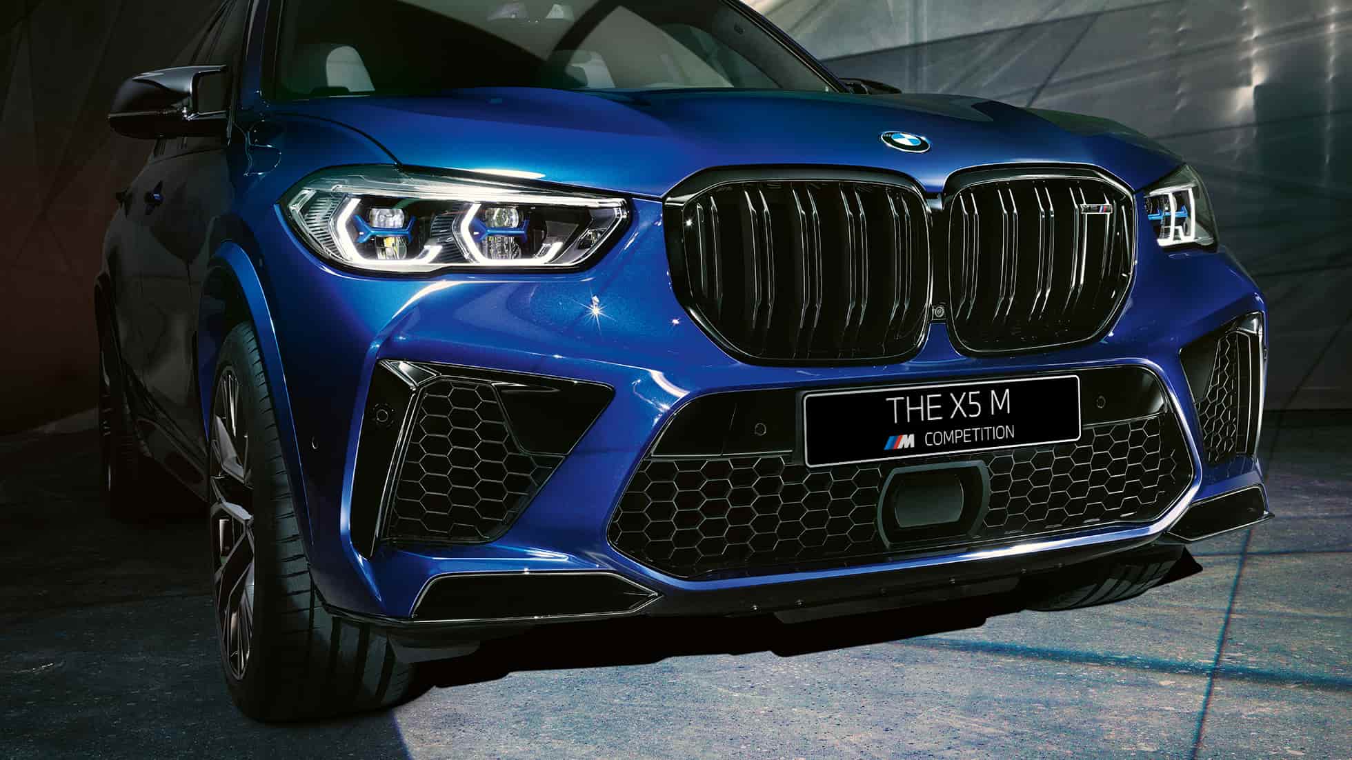 Решетка радиатора M, BMW X5 M Competition SUV F95 Решетка радиатора M BMW X5 M Competition SUV F95 синего цвета Marina Bay (металлик), вид спереди крупным планом