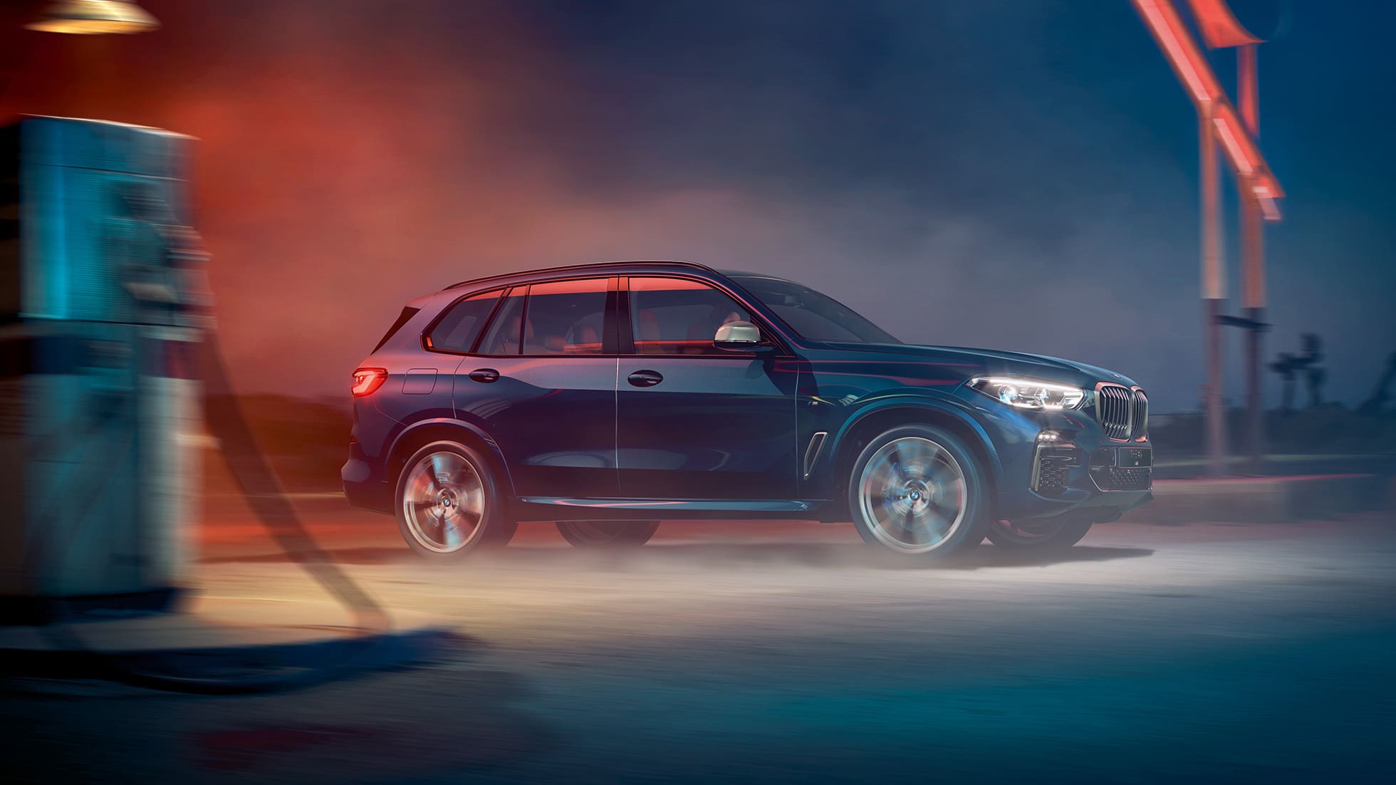 BMW X5 M50i и M50d SUV G05, вид сбоку BMW X5 M50i и M50d SUV G05 с легкосплавными дисками M в черном цвете Carbon (металлик), вид сбоку