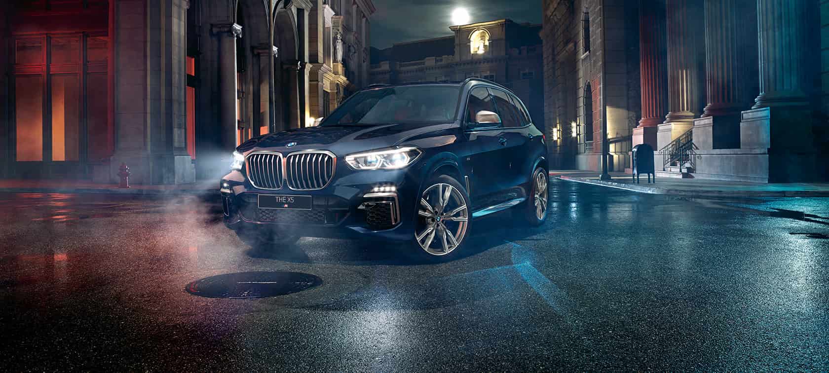 BMW X5 M50i и M50d SUV G05, вид спереди с поворотом в три четверти BMW X5 M50i и M50d SUV G05 черного цвета Carbon (металлик), вид спереди с поворотом в три четверти