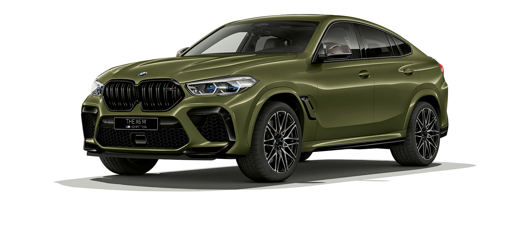 BMW X6 M SUV Competition, вид сбоку с поворотом в три четверти F86 BMW X6 M SUV Competition F86 2020 МГ, специальное лакокрасочное покрытие зеленого цвета Urban из линейки BMW Individual, SUV, вид сбоку с поворотом в три четверти