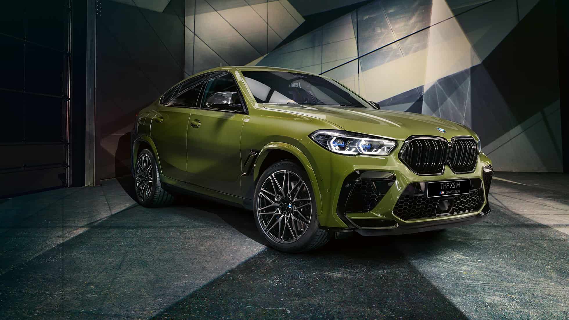 Решетка радиатора M модели BMW X6 M SUV Competition F86 Решетка радиатора М модели BMW X6 M Competition F86, специальное лакокрасочное покрытие зеленого цвета Urban из линейки BMW Individual, SUV вид спереди с поворотом в три четверти