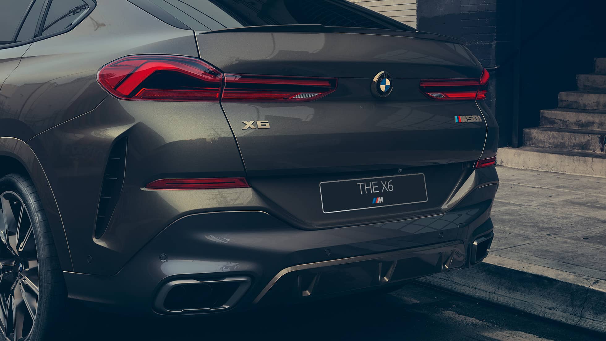 BMW X6 M50i SUV, вид сзади F86 BMW X6 M50i SUV, вид сзади крупным планом F86