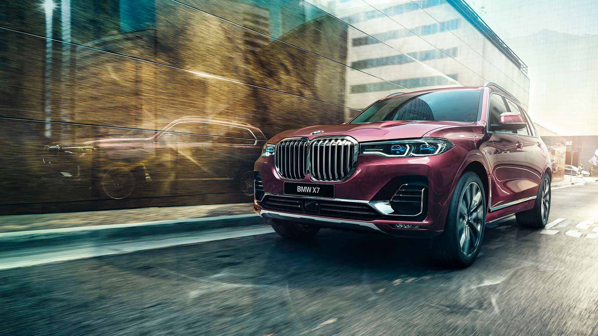 BMW Individual X7 40i xDrive, three-quarter front view Driving BMW X7 in Ametrin metallic from the three-quarter front view
