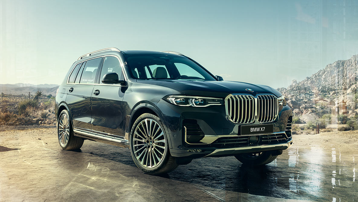Кузов BMW X7, вид спереди с поворотом в три четверти Кузов BMW X7: вид спереди с поворотом в три четверти на фоне пустыни