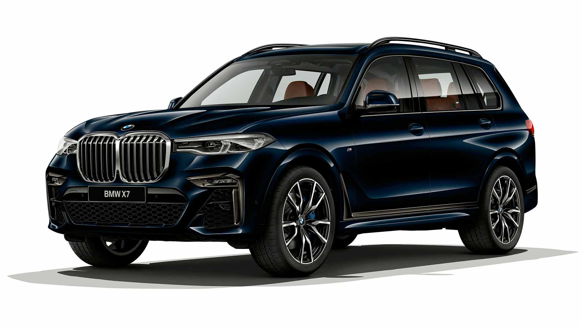 BMW X7 с пакетом M Sport Студийный снимок BMW X7 с пакетом M Sport, вид спереди с поворотом в три четверти